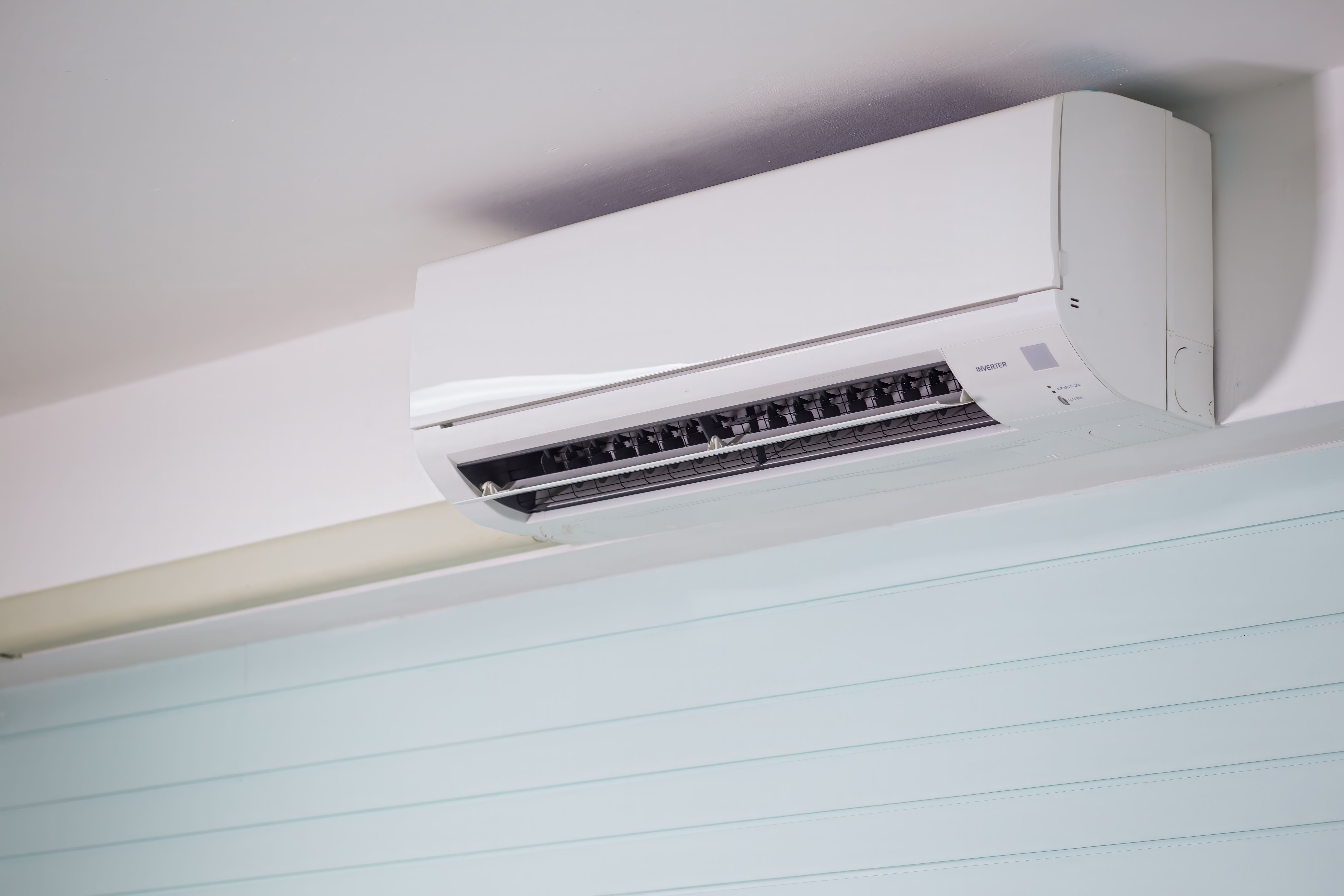 Wall-mounted air conditioning unit