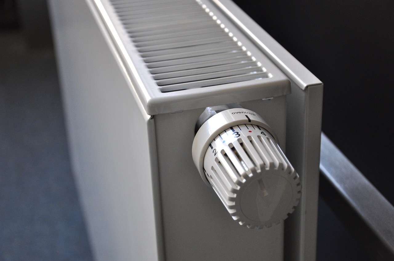 Panel radiator with thermostatic valve
